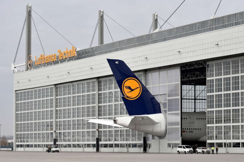 Die Heckflosse des Airbus 380 war zu groß für die Wartungshalle am Flughafen München.