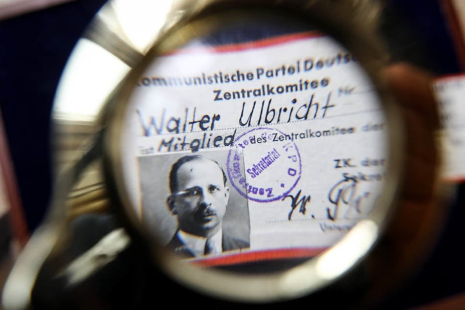 Die Mitgliedskarte zum Zentralkomitee der Kommunistischen Partei Deutschlands (KPD) des DDR-Politikers Walter Ulbricht.