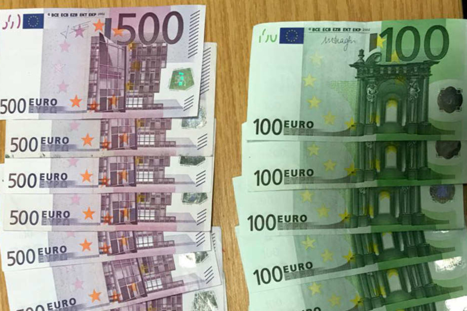 Ein Pärchen fand in einer Zugtoilette 7200 Euro in einem Umschlag.