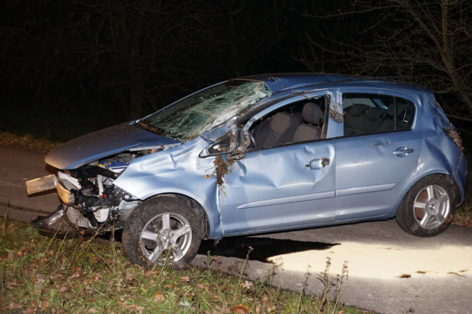 Vermutlich kam die Fahrerin dieses Opels von der Straße ab, weil sie zu schnell unterwegs war.