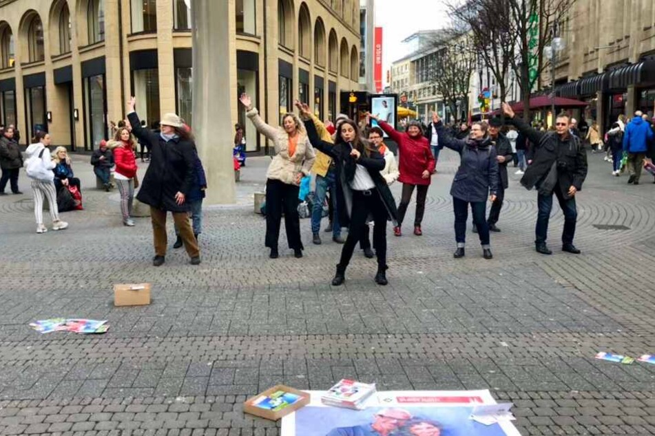 Rund zwölf Passanten haben sich auf einen spontanen "Saturday Night Fever"-Tanz eingelassen.