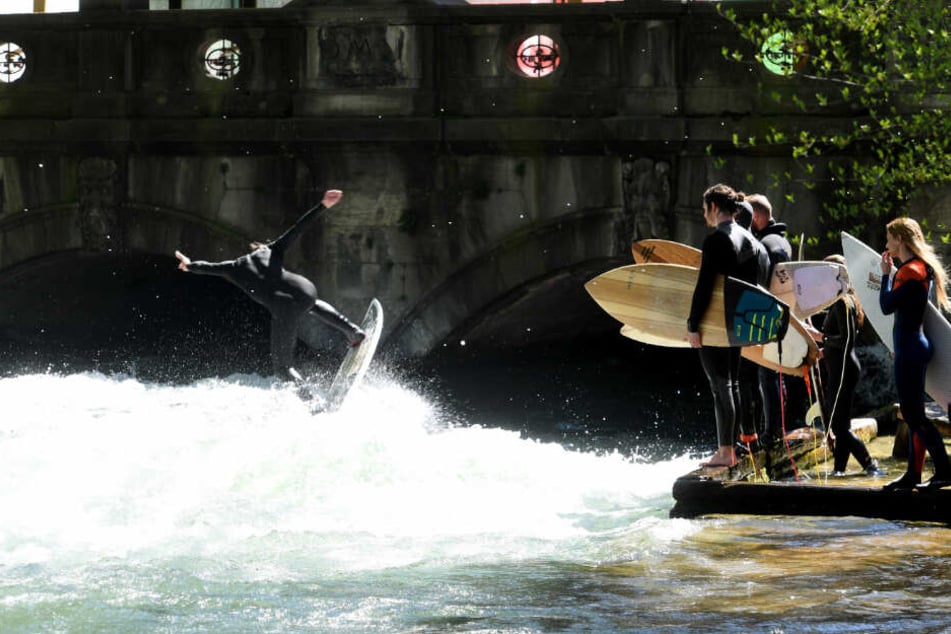 Surfer am Eisbach in München: Über die Pfingstfeiertage soll es heiß werden.