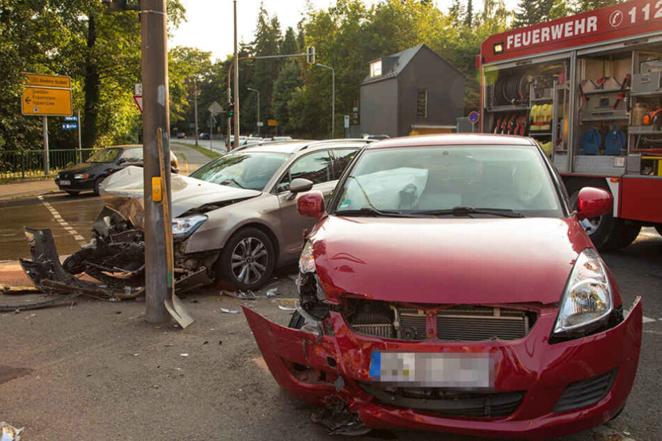 An einer Kreuzung in Freiberg krachte es am Freitagabend gewaltig.
