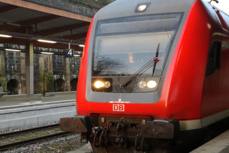 Schleierfahnder haben in Bayern einen Mann in einem Zug kontrolliert. (Symbolbild)