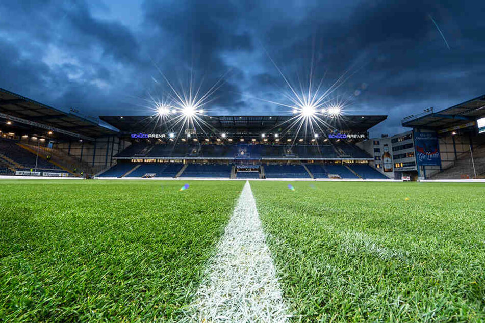Fluchtlicht-Stimmung in der Schüco-Arena. Insgesamt 13.688 Fußball-Anhänger sahen das Spiel am Freitagabend in Bielefeld.
