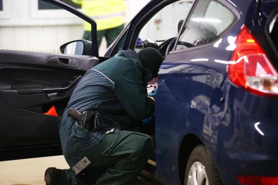 Bei der Durchsuchung des Autos fand die Polizei 20 Ecstasy-Pillen (Symbolbild).