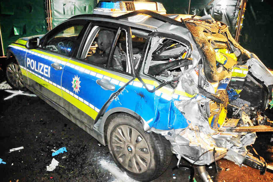 Eine Polizistin ist bei einem schweren Unfall auf der Autobahn A61 bei Viersen getötet worden.