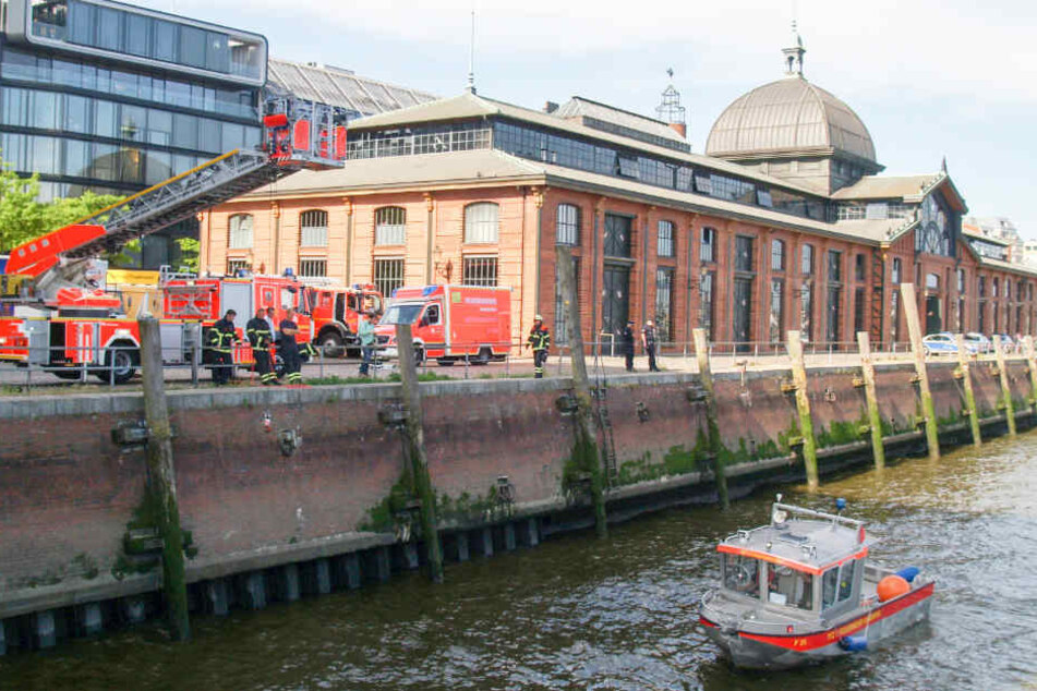 Der Mann soll von einem Ponton vor der Fischauktionshalle ins Wasser gesprungen sein.
