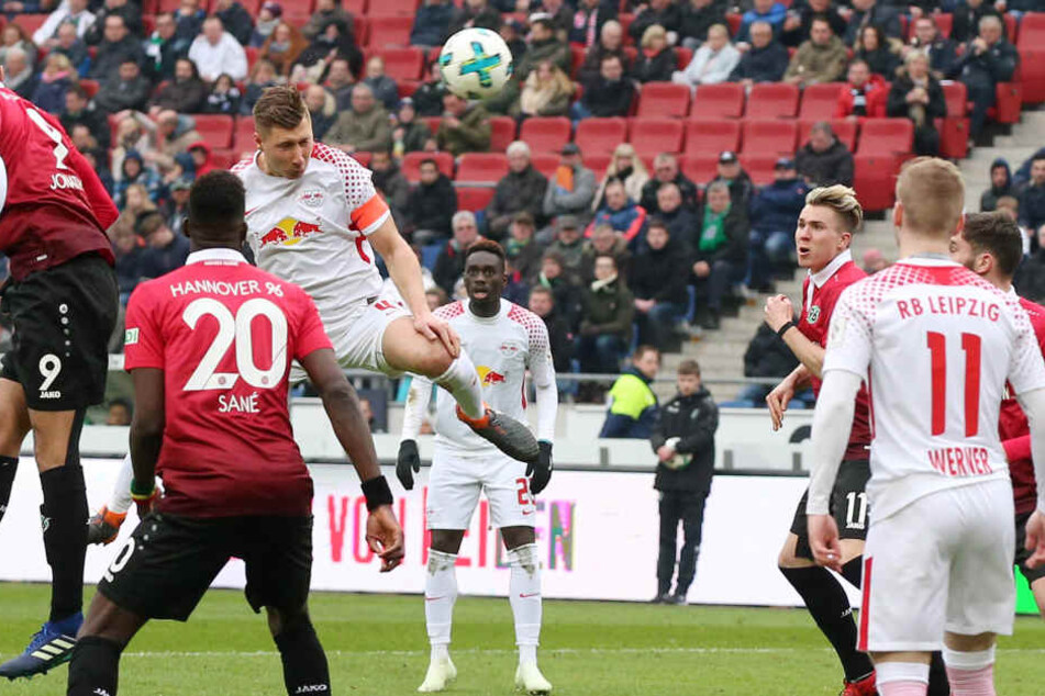 Da isser, der Treffer im Premierenspiel: Kapitän Willi Orban köpft nach 54 Minuten im 50. Bundesligaspiel zum 2:0 ein.