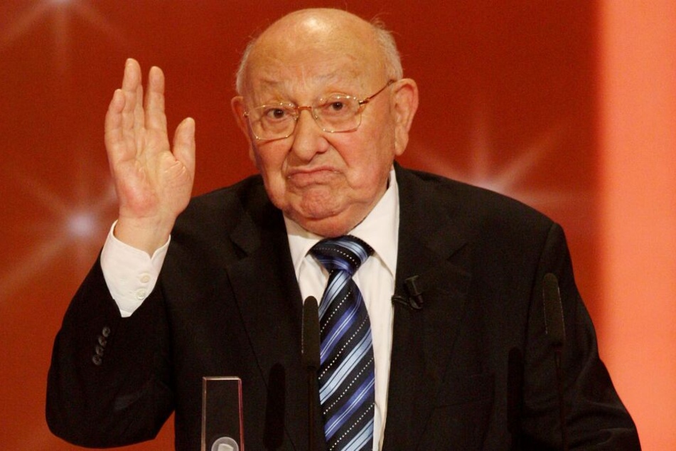 Der Literaturkritiker Marcel Reich-Ranicki verkündet bei der Verleihung des Deutschen Fernsehpreises in Köln, er nehme den Preis nicht an.