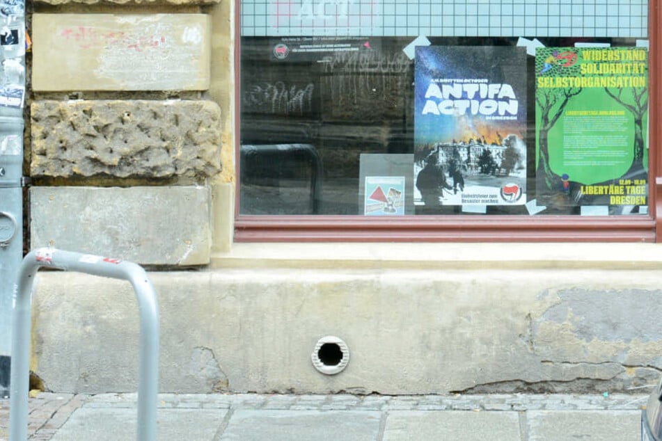 Der Gewalt-Aufruf im Büro der linken Landtagsabgeordneten in Dresden war
gestern Abend noch zu sehen.