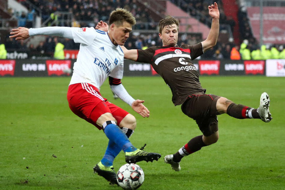 Im Derby ging es heiß her. St. Paulis Richard Neudecker grätscht einen Passversuch von HSV-Verteidiger Gotuko Sakai ab.