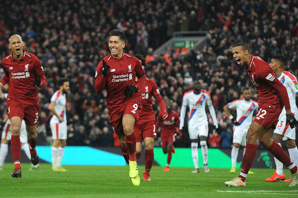 Liverpools Roberto Firmino (M.) feiert sein Tor zum 2:1 mit seinen Teamkollegen Joel Matip r.) und Fabinho (l.).