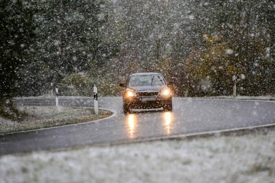 Ein Auto fährt durch den Schneefall auf der L275 nahe Landenenslingen.