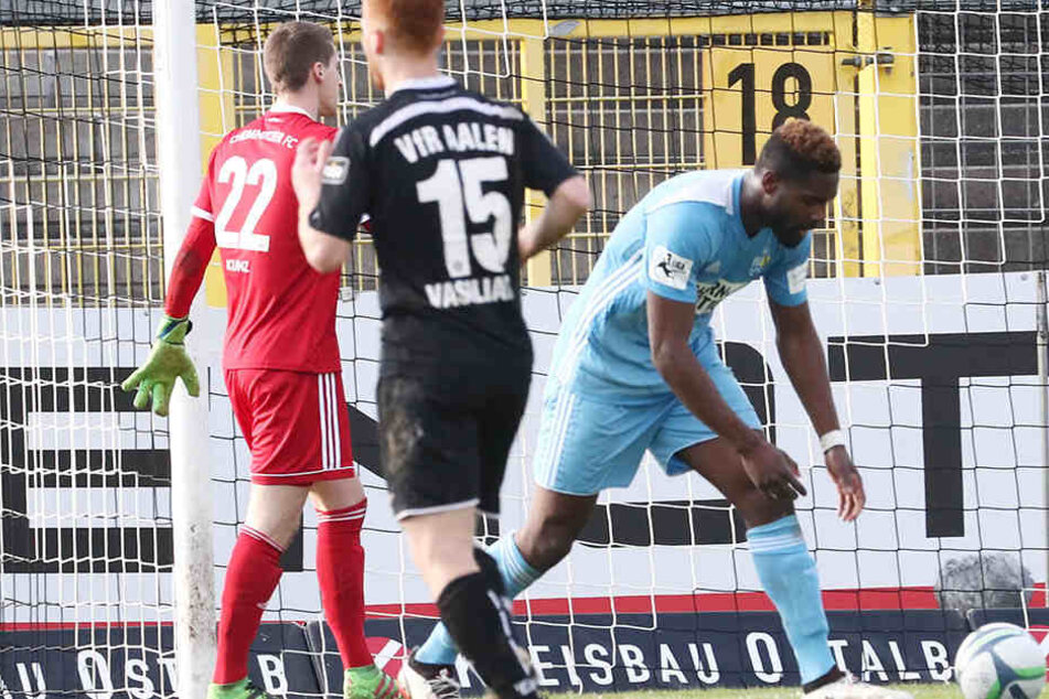 Ein gebrauchter Tag: Emmanuel Mbende (r.) schnappt sich nach dem Aalener Ausgleich zum 2:2 den Ball.