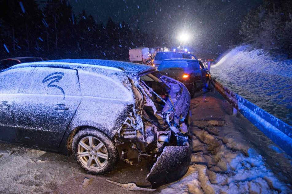 Insgesamt fünf Fahrzeuge krachten auf der A71 ineinander.