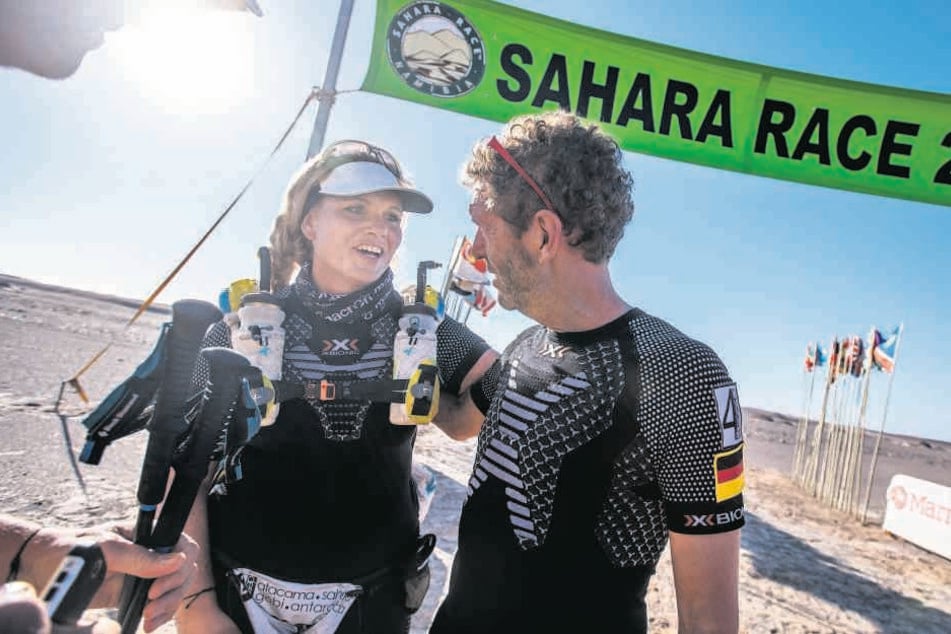Antje Wensel erreichte als neunte Frau beim Sahara Race das Ziel. Danach konnte sie viele Glückwünsche entgegennehmen.