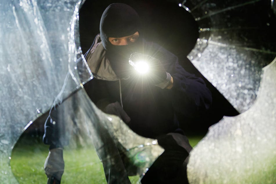 Ein Bünder ertappte einen Einbrecher auf frischer Tat. (Symbolbild)