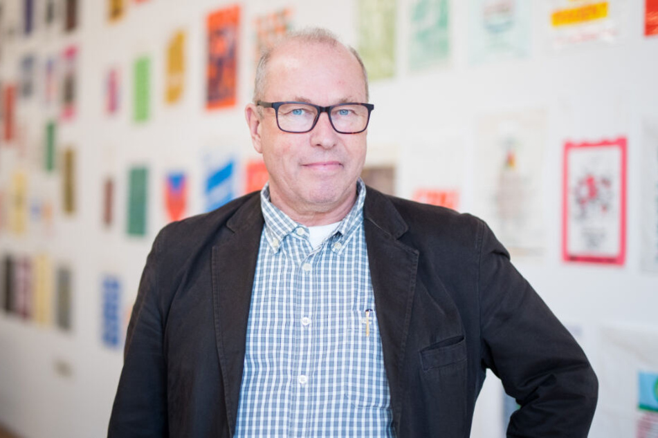 Frank Lang steht als Kurator in der Ausstellung.