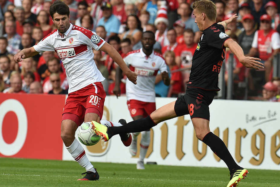 FCE-Routinier Tim Kruse (l.) im Duell mit dem Ex-Cottbuser Nils Petersen (r.).