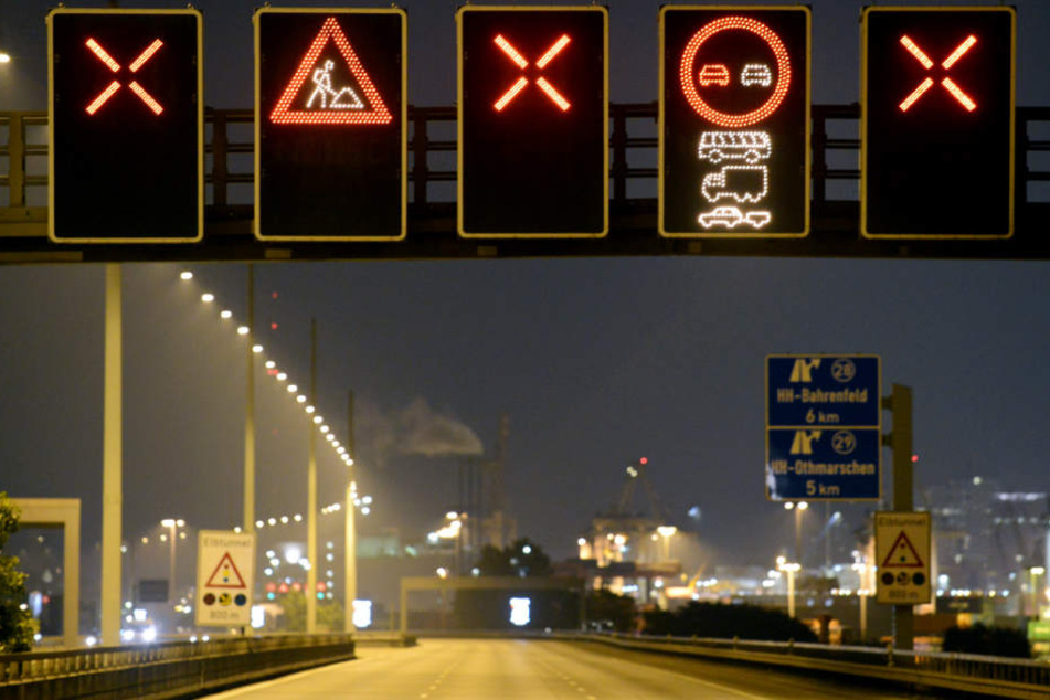 Die Nacht von Samstag auf Sonntag und dann wieder Ende Juli wird der Elbtunnel komplett gesperrt.