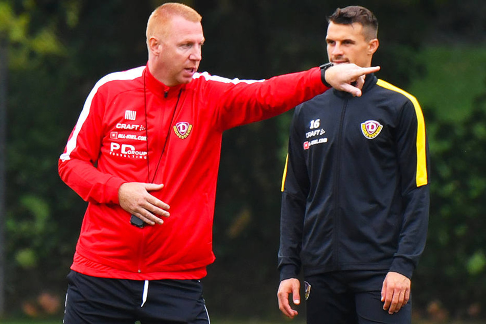 Da geht's lang! Der neue Dynamo-Coach Maik Walpurgis (l.) erklärt Linksverteidiger Philip Heise dessen Laufwege. In seinem ersten Spiel setzt Walpurgis auf eine "gute defensive Organisation".