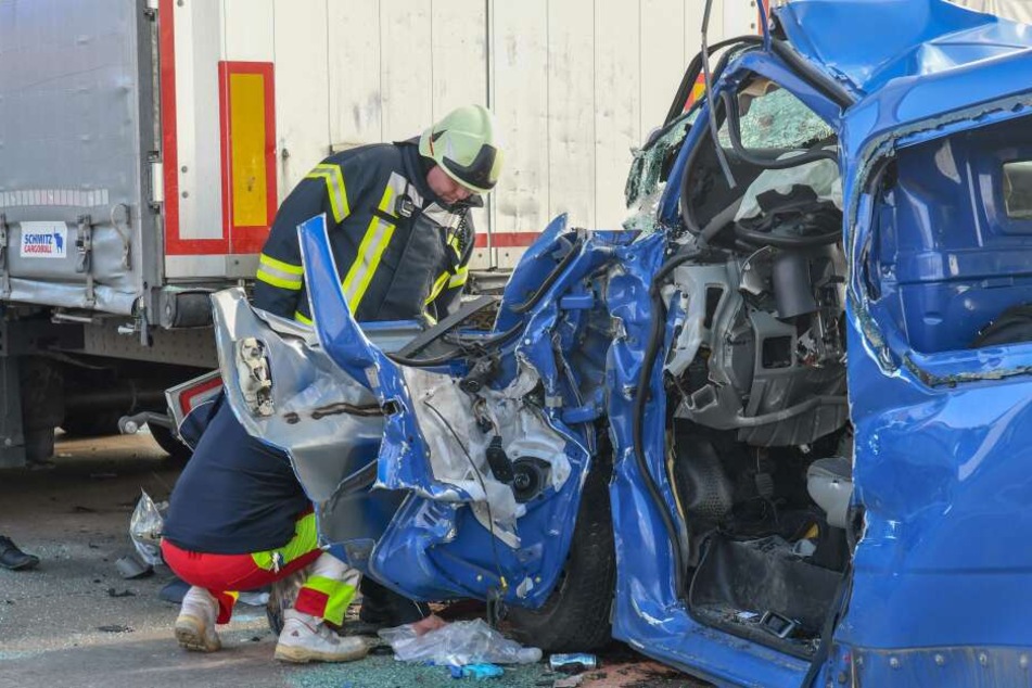 Der Kleintransporter war am Stauende auf einen vorausfahrenden Lastwagen gekracht.