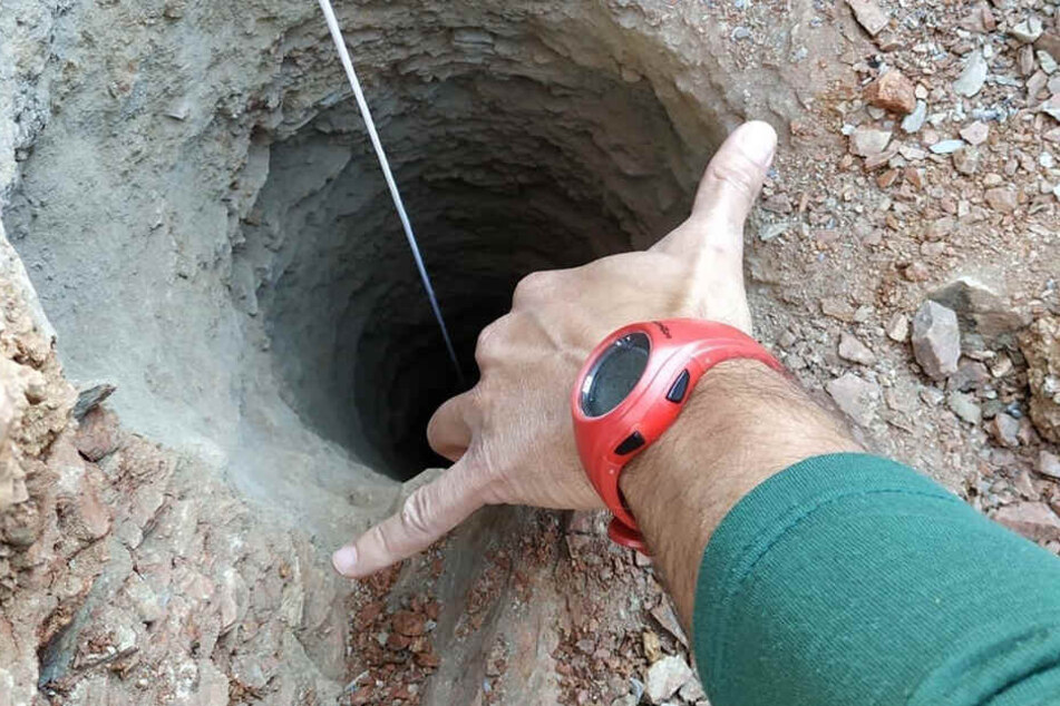Der Kleine ist in einem mehr als 100 Meter tiefen Brunnenschacht verschollen.