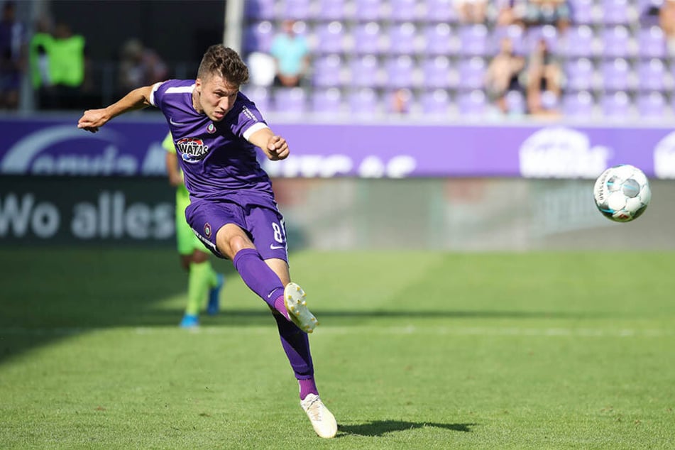 Kurz vor seinem Treffer bereitete Tom Baumgart mit dieser herrlichen Flanke ein Chance für Philipp Zulechner vor, der aber an Wiesbadens Keeper scheiterte.