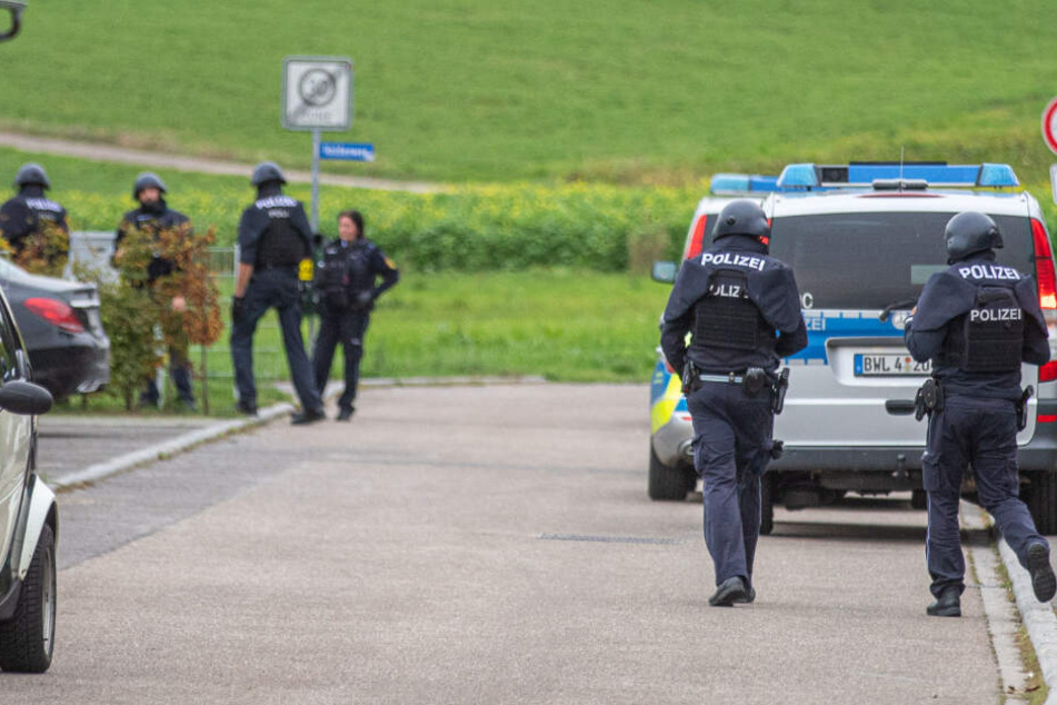 Polizisten sind vor Ort im Einsatz.