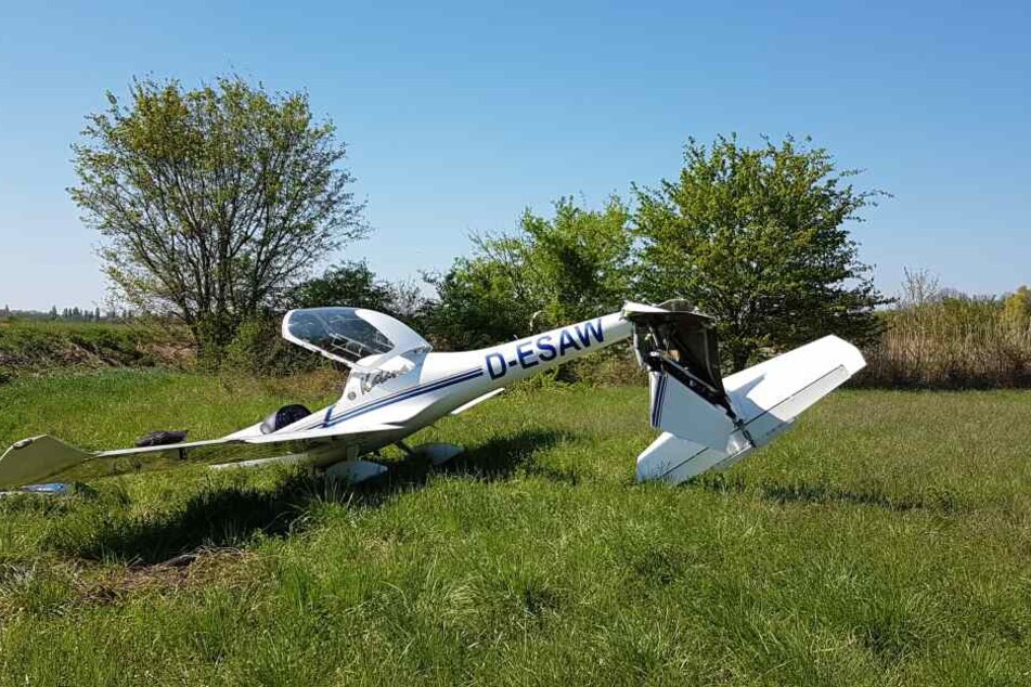 Das Leichtflugzeug wurde bei der Notlandung stark beschädigt.