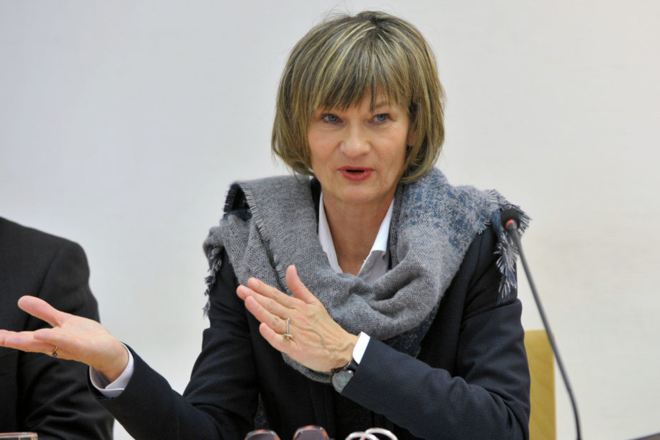 OB Barbara Ludwig (54, SPD) wollte den „Führerturm“ abreißen. Nun wird das
markante Gebäude im Sportforum saniert.