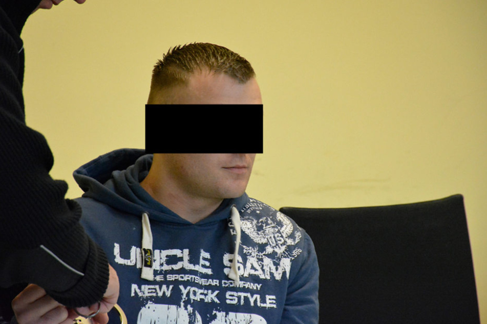 Hartes Urteil für schwere Tat: Michael R. (31) muss drei Jahre und sechs
Monate hinter Gitter.