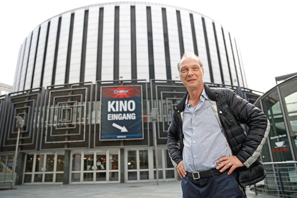 Der gebürtige Martin Brambach vor dem Rundkino.