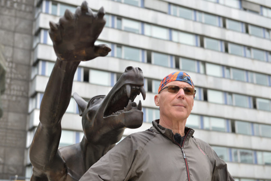 Der Künstler Rainer Opolka stellt seine Wolfsskulpturen vor dem Karl-Marx-Monument auf .