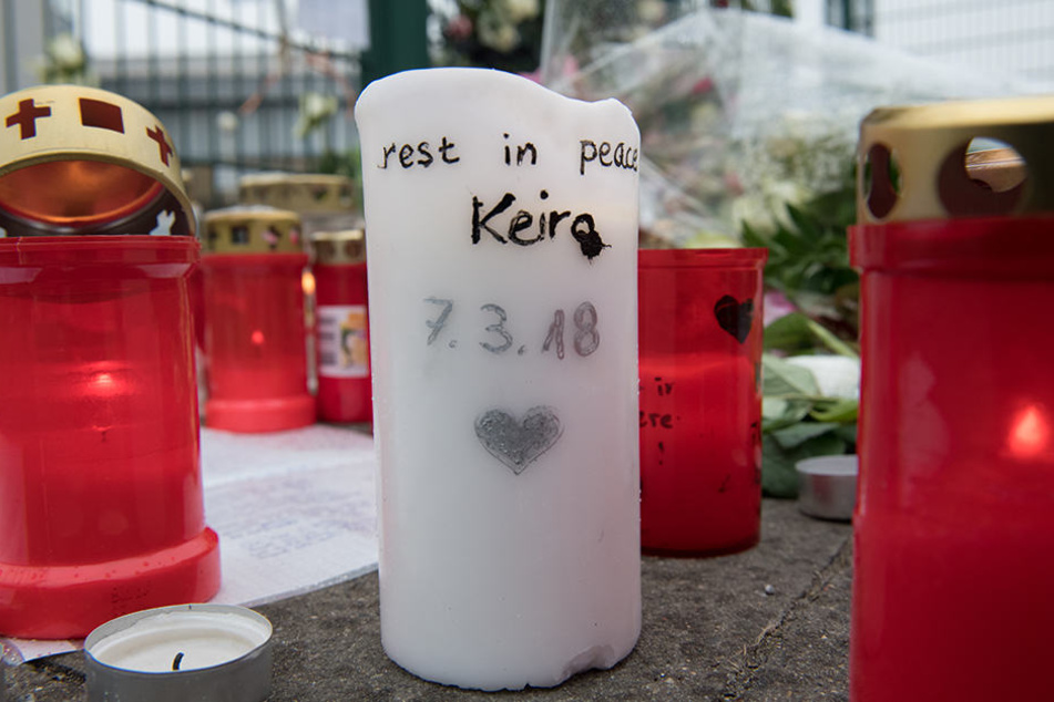 Vor der Eisschnellauf-Halle legten viele Menschen Kerzen und Rosen nieder.