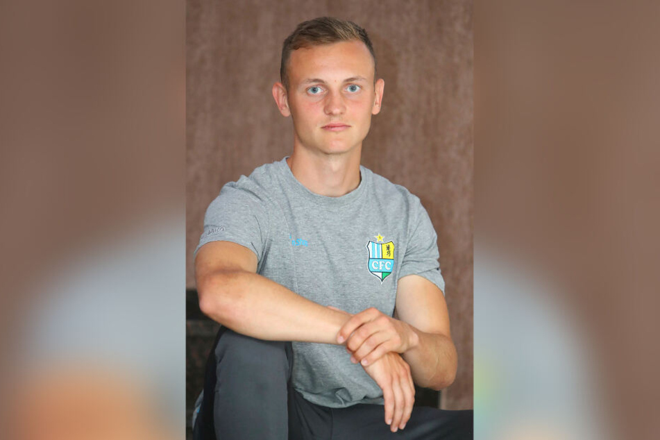 Nils Blumberg posiert im Trainingslager im polnischen Gniewino für die Kamera. Die besondere Stärke des Neuzugangs von Hertha BSC II. ist die Flexibilität.