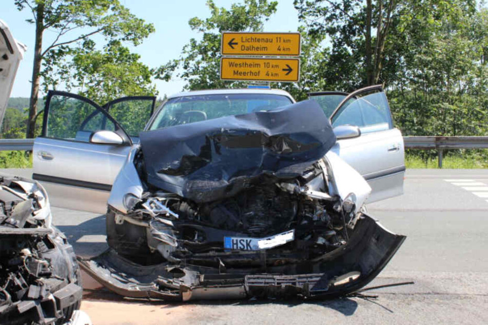 In dem Opel wurden alle drei Insassen verletzt.