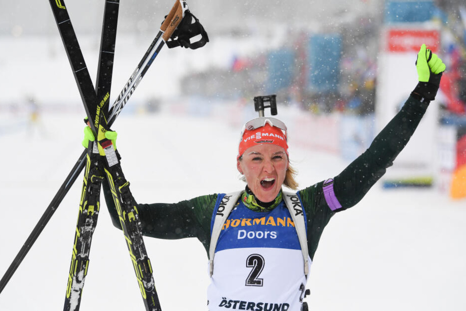 Nach 12,5 Kilometern Massenstart-Rennen jubelt Denise Herrmann im Ziel über Bronze.