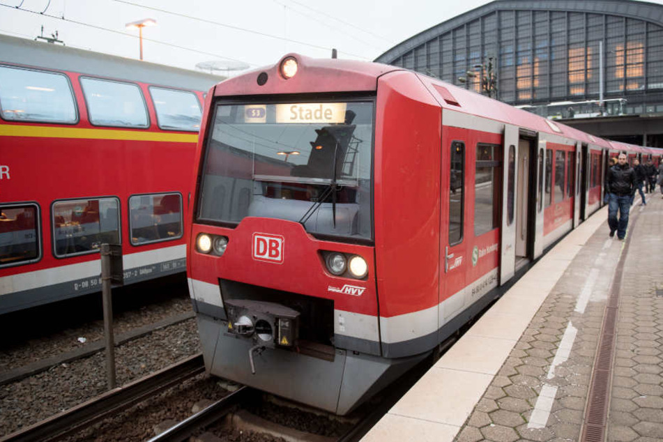 Am Hamburger Hauptbahnhof stehen die S-Bahnen still.