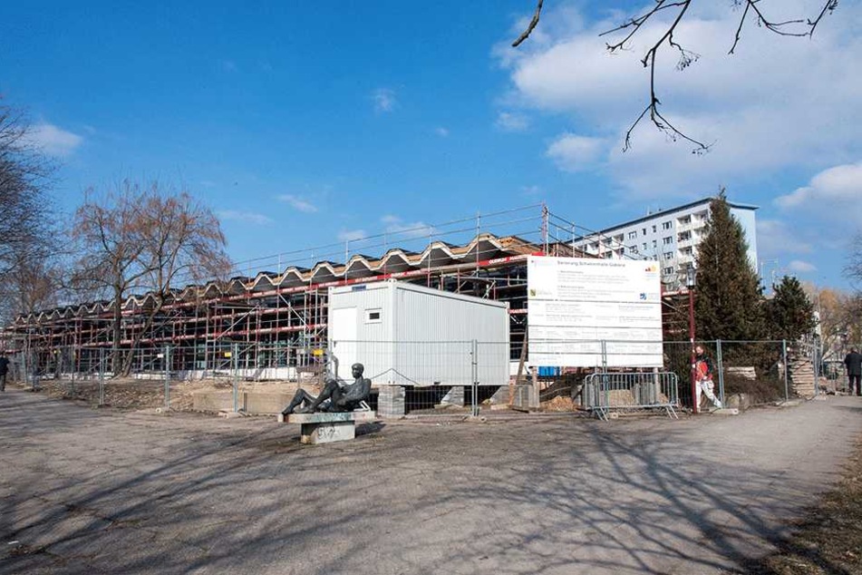Schimmel in der Garderobe, eine Firma ging insolvent: Die Schwimmhalle Gablenz wird im wahrsten Sinne des Wortes zur Dauer-Baustelle.