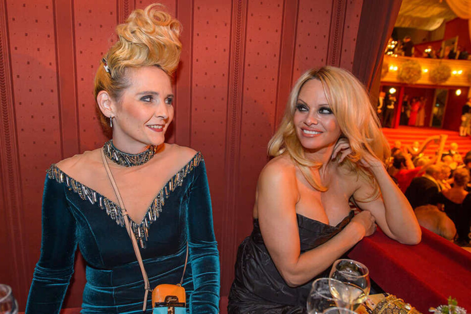 Selbst Pamela Anderson (49) war vom Schmuck der Fürstin (42) sichtlich angetan.