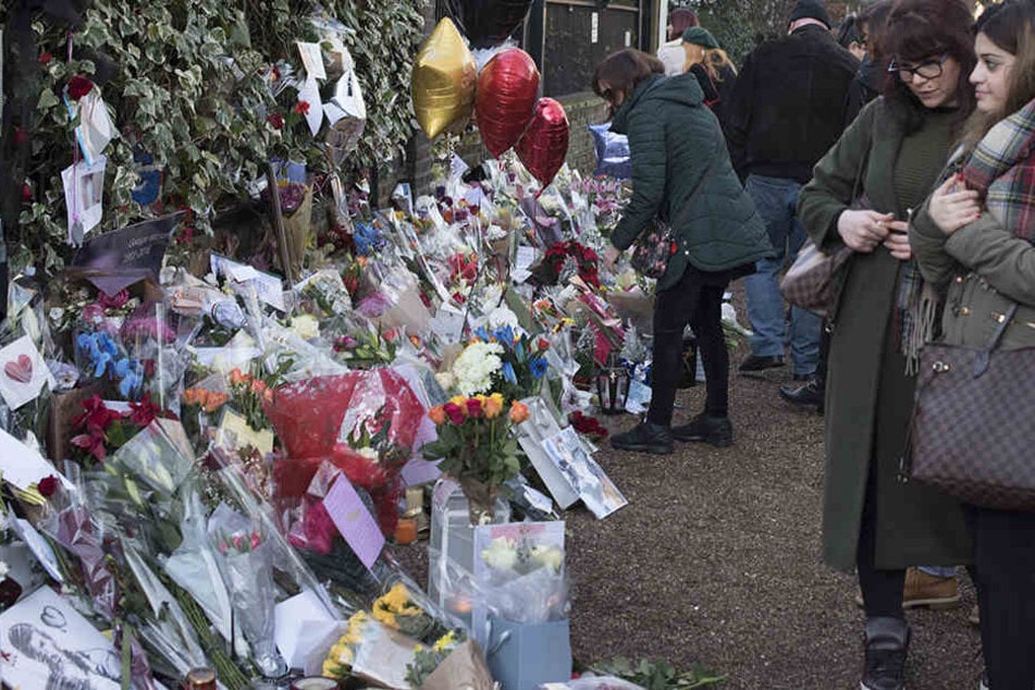 Vor George Michaels Haus wurden zahllose Blumen als Zeichen der Trauer niedergelegt.