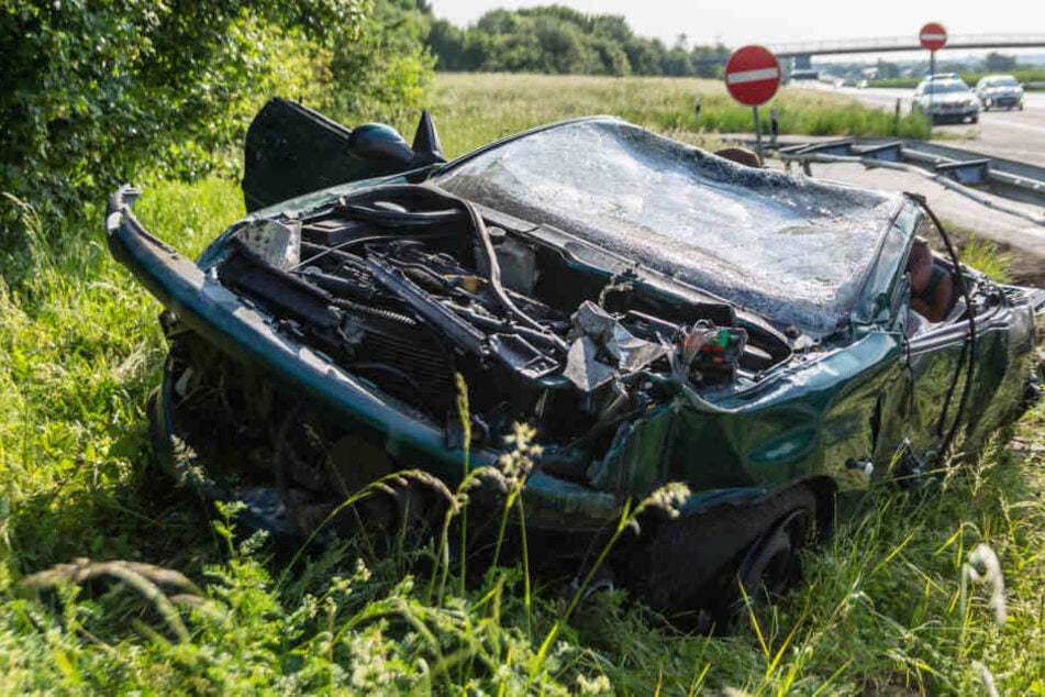 Der Wagen des Verstorbenen schoss unter der Leitplanke durch und wurde komplett zerstört.