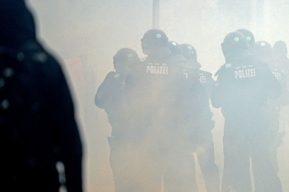 Die Polizei schließt einen politischen Hintergrund der Tat nicht aus. (Symbolbild)