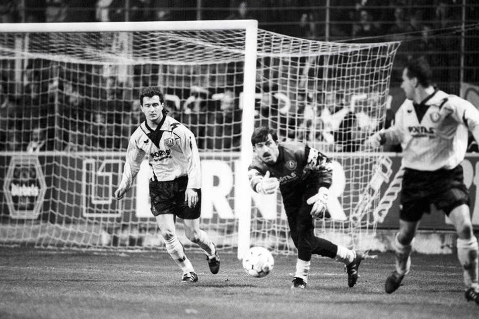 57 Mal stand Stanislaw Tschertschessow im Dresdner Tor - hier 1994 im Bundesliga-Spiel gegen Kaiserslautern mit Hans-Uwe Pilz (l.) und Markus Kranz (r.).