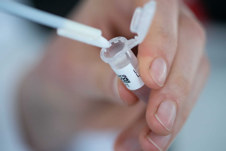 In einem Labor wird eine DNA-Probe untersucht. (Symbolbild)