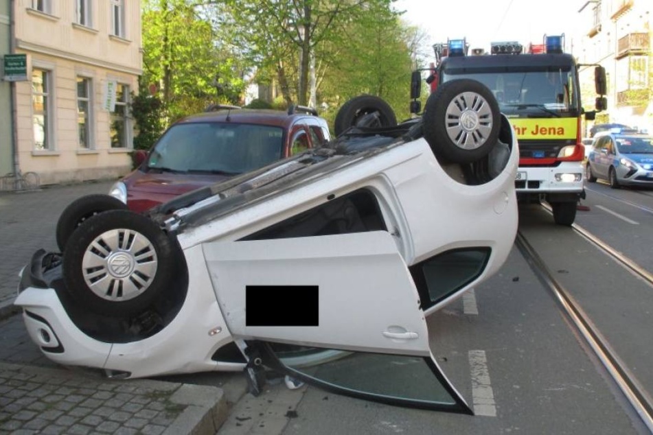 Der Kleinwagen blieb nach dem Unfall auf dem Dach liegen.