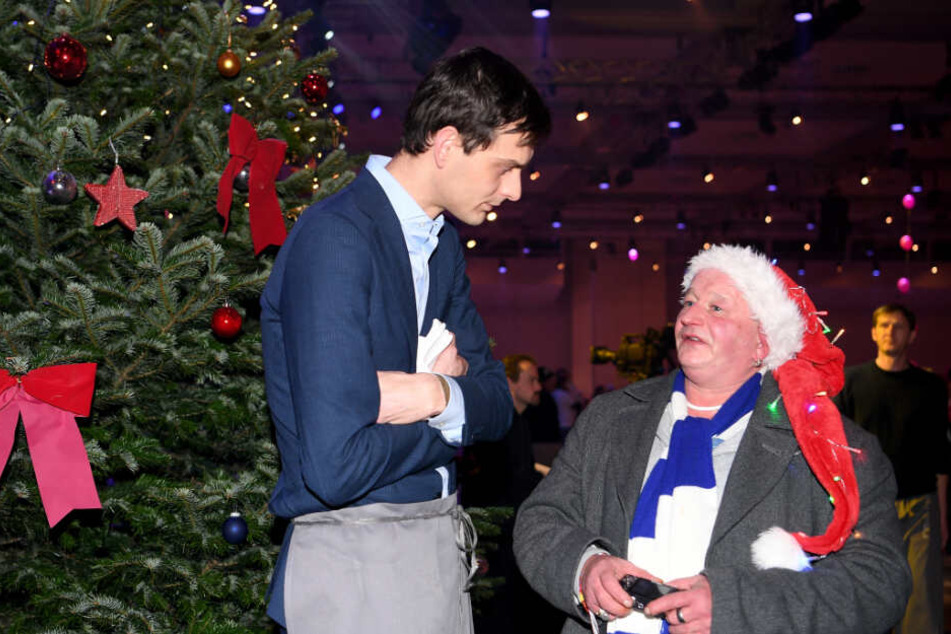 Der Bürgermeister von Neukölln, Martin Hikel (32, SPD,l) unterhält sich im Hotel Estrel beim traditionellen Weihnachtsessen für Menschen von der Straße mit einem Bedürftigen. (Archivbild)