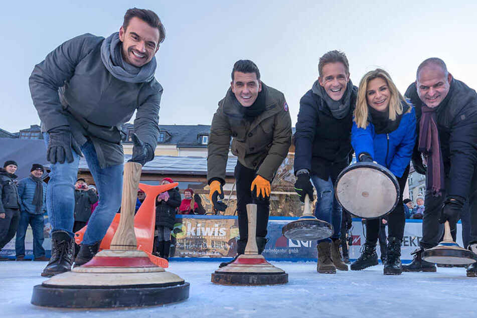 Wenn's dem Flori zu wohl wird, geht er aufs Eis: In Annaberg-Buchholz spielte er jetzt mit seinen Kumpels Jan Smit, Christoph de Bolle, Uta Bresan und Eisbahn-Betreiber Andreas Engert (v.l.n.r.).